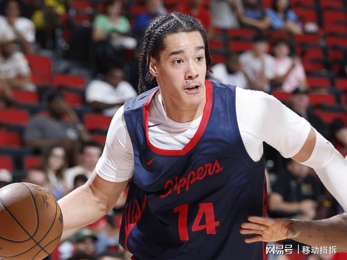 球风绝配哈登！快船2米11中锋夏联首秀惊艳，防守端多次送出封盖