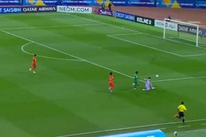 天天盈球官网-巨大失误！依合散出击拿球时致命滑倒，国少先丢一球