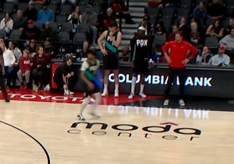 天天盈球下载-杨瀚森最后时刻场边等待出场 可惜未能获得机会